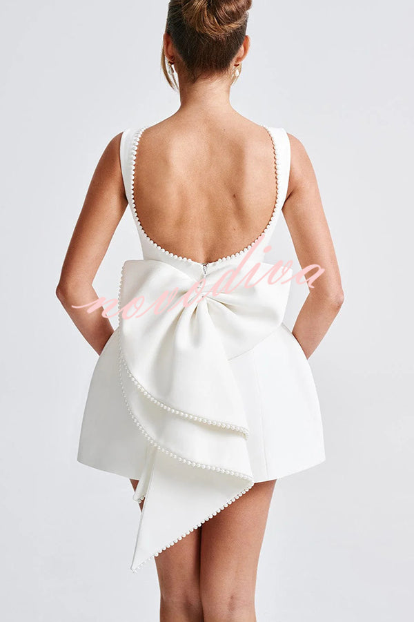 Minivestido ajustado con gran lazo adornado con perlas