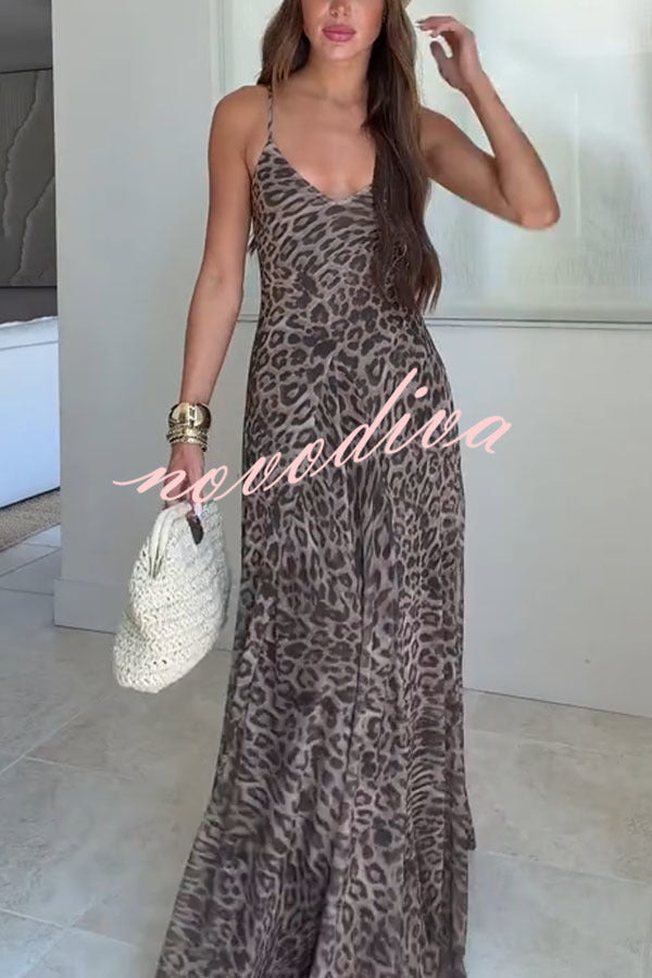 Vestido largo lencero Jaycie de tul con estampado de leopardo, escote de pico y bajo plisado evasé