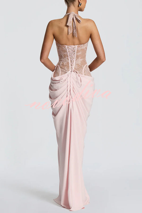Vestido largo halter Bonita con encaje floral en contraste, detalle estructural, plisado asimétrico y abertura