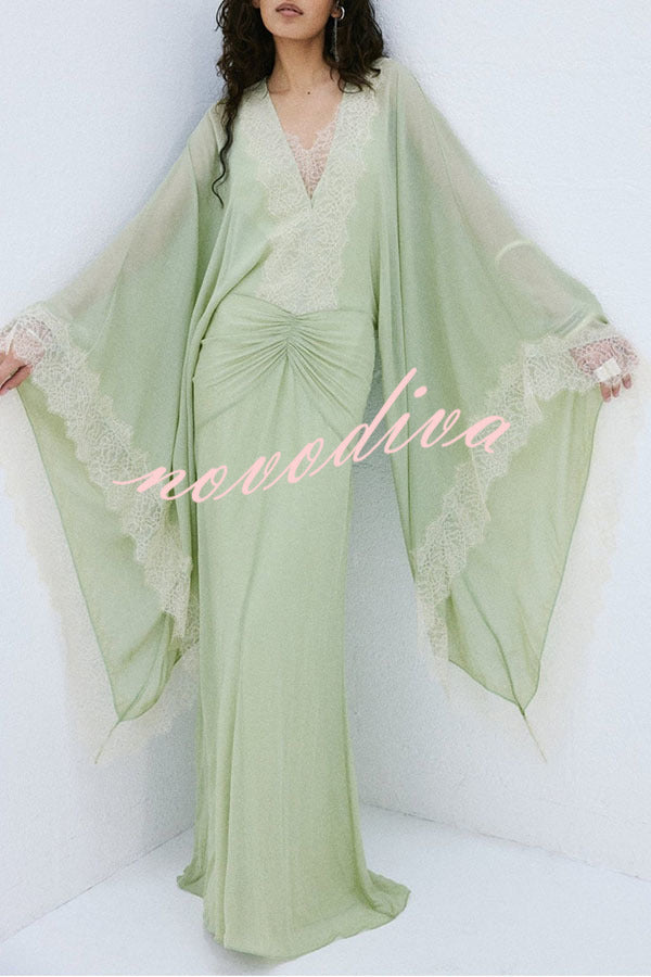 Vestido largo Evita de georgette con ribete de encaje, manga estilo caftán y fruncido en cadera