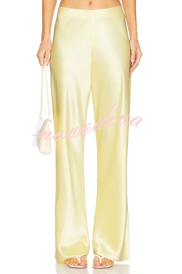 Conjunto Odessa de top palabra de honor de satén con bajo de encaje floral y pantalón ancho de talle medio