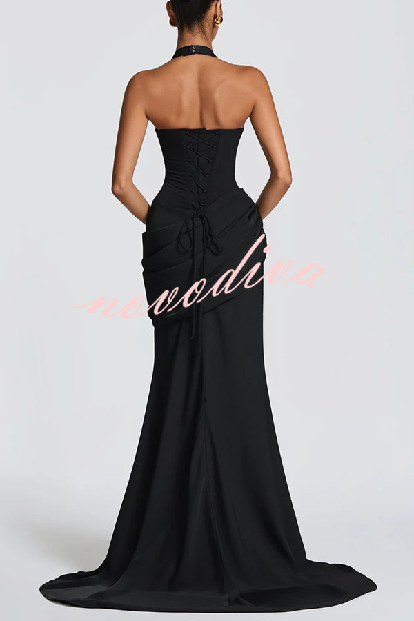 Vestido largo Nehemia con cuello halter, escote de pico, lazada en la espalda y paneles drapeados plisados asimétricos