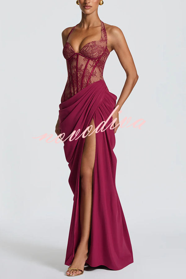 Vestido largo halter Bonita con encaje floral en contraste, detalle estructural, plisado asimétrico y abertura