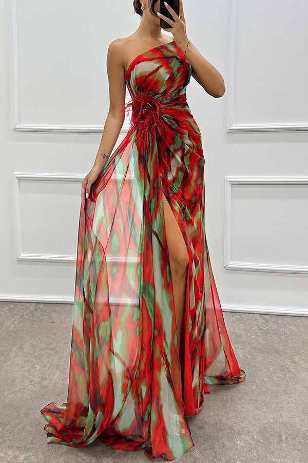 Vestido largo Amazing Views con estampado acuarela, detalle de rosa con plumas, hombros descubiertos, plisado y abertura