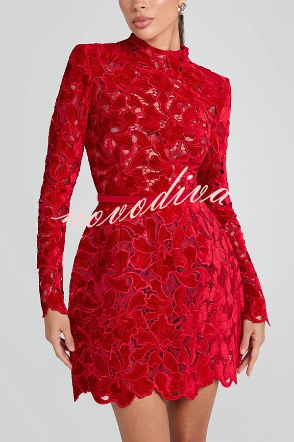 Minivestido tulipán Lydia de encaje floral bordado con manga larga y cinturón