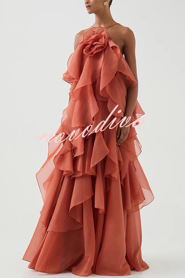 Vestido largo halter vaporoso con detalle de rosa, volantes escalonados y corte en A