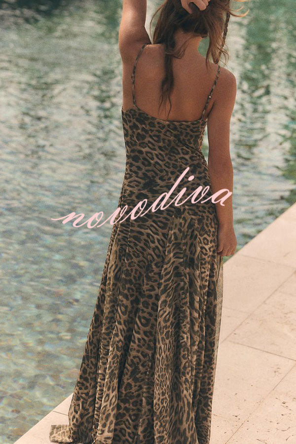 Vestido largo lencero Jaycie de tul con estampado de leopardo, escote de pico y bajo plisado evasé