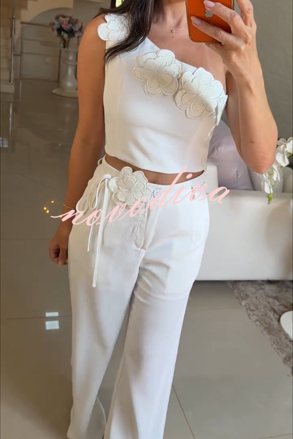 Conjunto Alick de crop top asimétrico con detalle floral y pantalón ancho de talle alto con bolsillos y cinturón floral