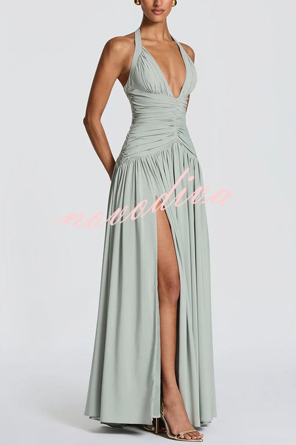 Vestido largo Amaris con cuello halter anudado, escote en V, fruncido, lazada en la espalda, abertura y caída drapeada