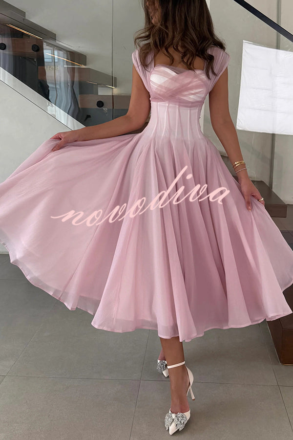 Vestido largo elegante sin mangas de tul con cintura entallada y falda con mucho vuelo