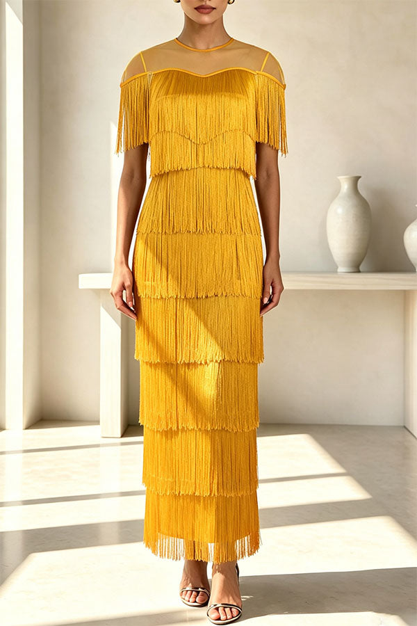 Vestido midi Elowyn de malla con flecos escalonados de patchwork, cuello redondo y manga capa