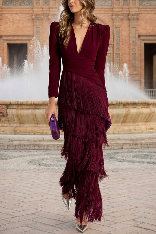 Vestido largo Elegant Night con escote en V, manga larga y bajo de flecos superpuestos