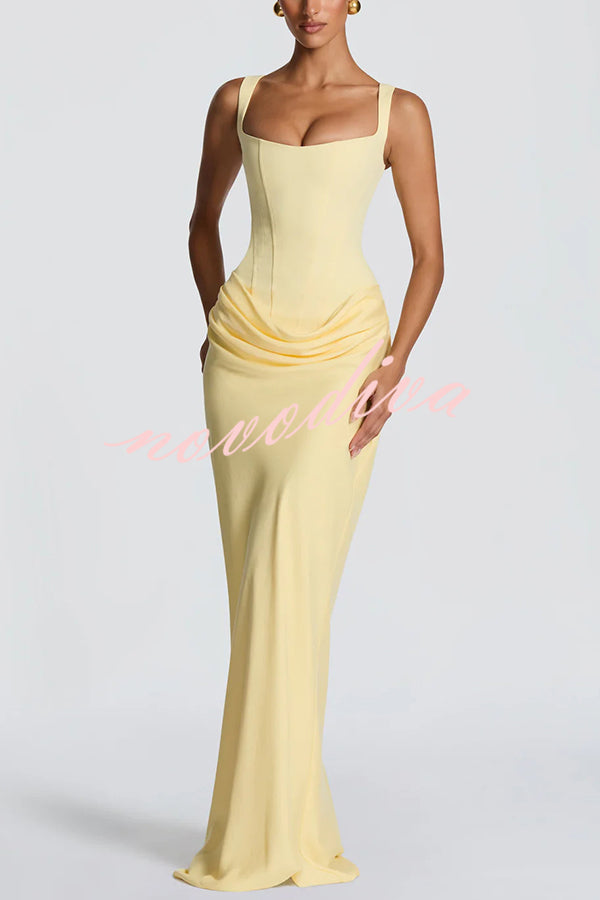 Vestido largo Larrah con escote cuadrado, lazada en la espalda y bajo drapeado de satén