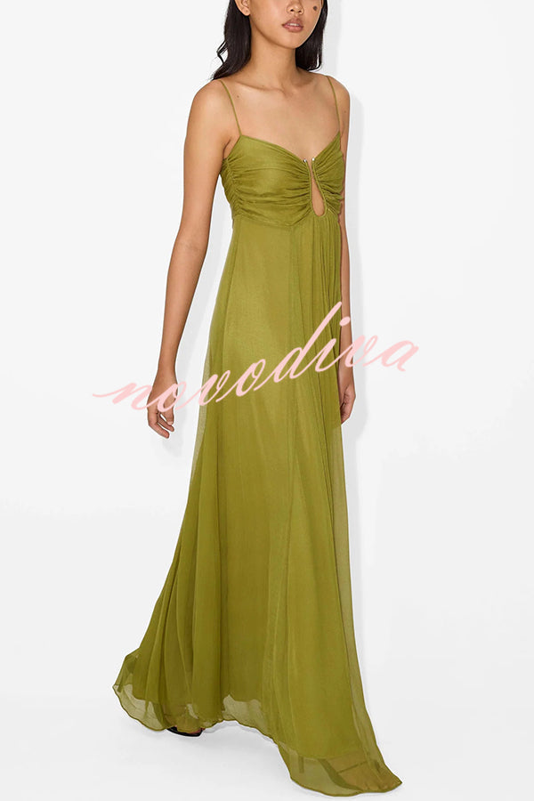 Vestido largo lencero evasé con espalda fruncida y detalle calado metálico, suave y elegante