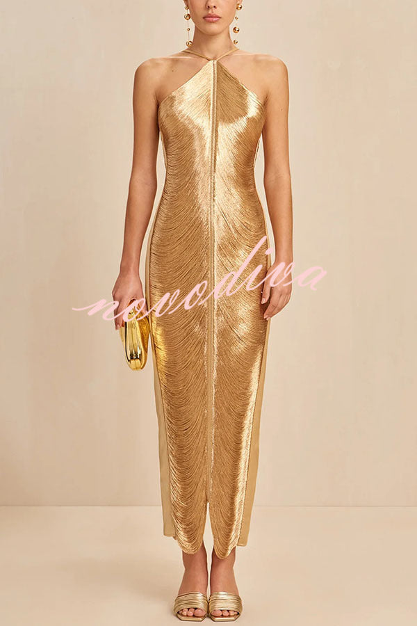 Vestido largo Sexy Toda la Noche metalizado con cuello halter, espalda descubierta, flecos y abertura