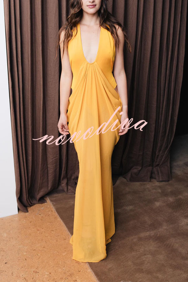Vestido Musa Azafrán drapeado con cuello halter