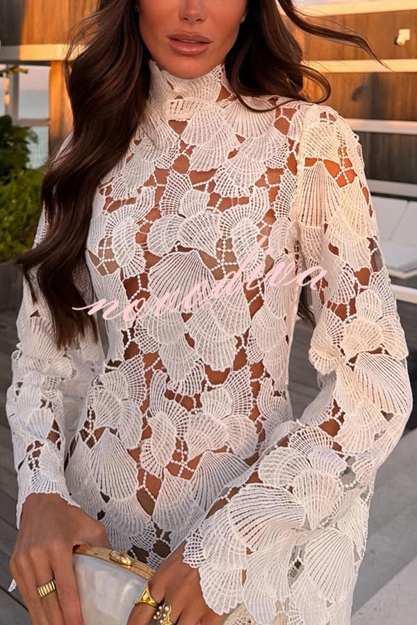 Minivestido de encaje de ganchillo con conchas, cuello alto y manga larga acampanada