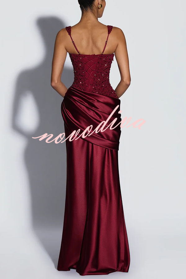 Vestido largo Alexandria de lentejuelas con escote cuadrado, lazada en la espalda y capa drapeada de satén con cuello caído