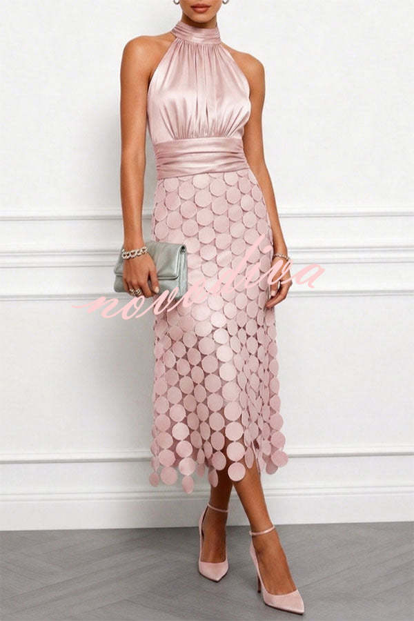 Vestido midi Janice de satén fruncido con cuello halter, sin mangas y bajo bordado de lunares