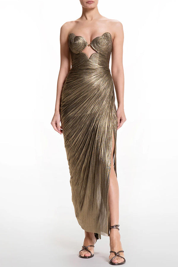 Vestido largo Amisha palabra de honor metalizado y plisado con copas de concha, colgante dorado calado, drapeado y abertura