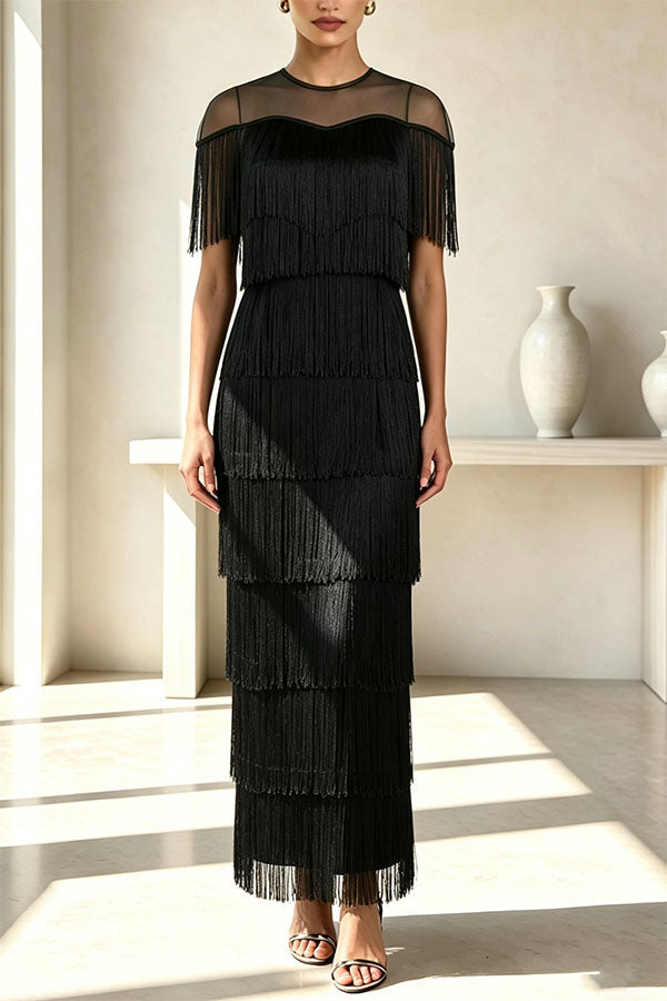 Vestido midi Elowyn de malla con flecos escalonados de patchwork, cuello redondo y manga capa