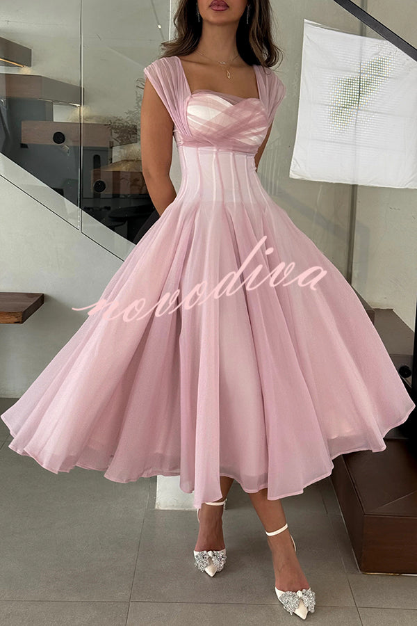 Vestido largo elegante sin mangas de tul con cintura entallada y falda con mucho vuelo