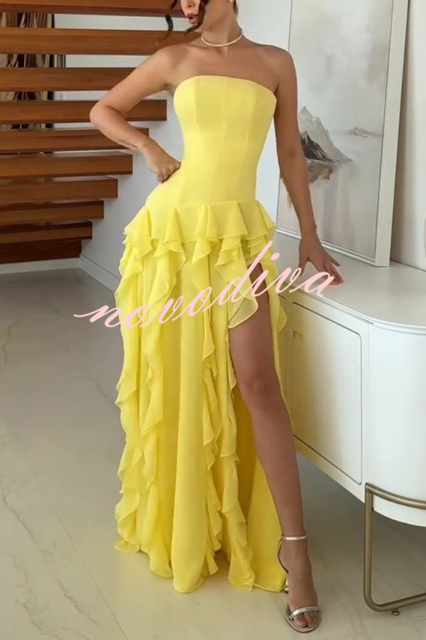 Vestido largo elegante ajustado sin mangas con hombros descubiertos, volantes y abertura alta