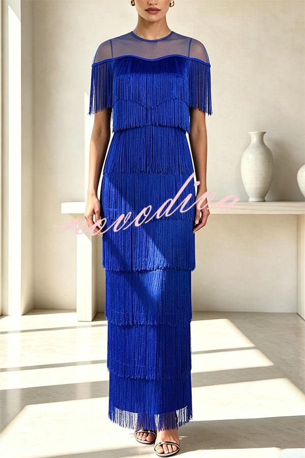 Vestido midi Elowyn de malla con flecos escalonados de patchwork, cuello redondo y manga capa