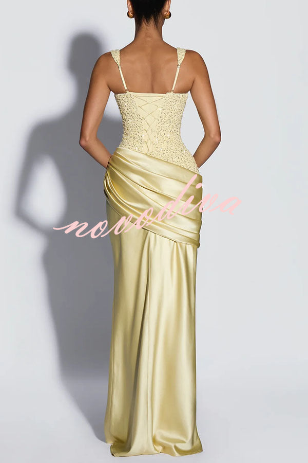 Vestido largo Alexandria de lentejuelas con escote cuadrado, lazada en la espalda y capa drapeada de satén con cuello caído