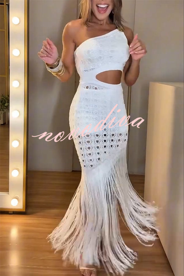 Vestido largo Estilo Renovado de punto calado asimétrico de un hombro con abertura en la cintura y bajo de flecos