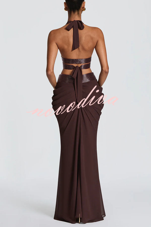 Conjunto Sophie de top halter corto de gasa con ribete adornado y falda larga con drapeado fruncido