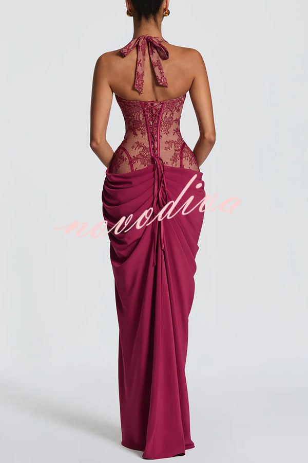 Vestido largo halter Bonita con encaje floral en contraste, detalle estructural, plisado asimétrico y abertura