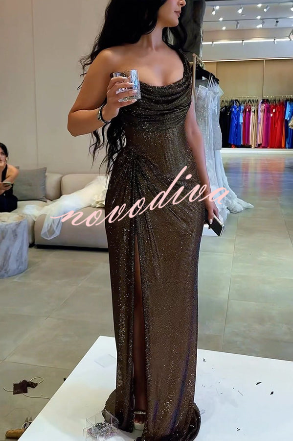 Vestido largo Gala Brillante de tejido con purpurina, asimétrico de un hombro, fruncido y con abertura