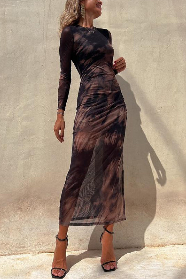Vestido midi elástico Charm Lady con capa de malla, estampado tie-dye, manga larga y fruncido