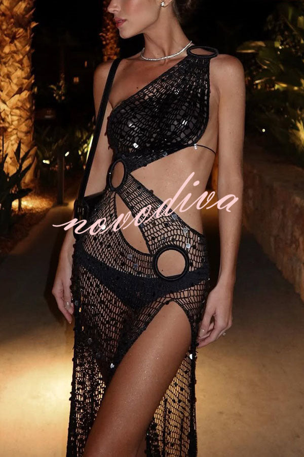 Vestido largo tipo pareo de punto calado con lentejuelas, un solo hombro, detalle de aro y abertura