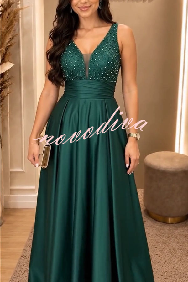 Vestido largo de gala Gran Baile de satén con detalles de pedrería, escote de pico y bajo plisado
