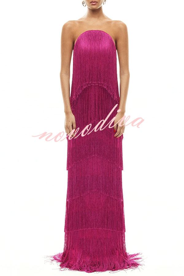 Vestido largo Reina de la Fiesta con flecos en capas, hombros descubiertos y lazada en la espalda
