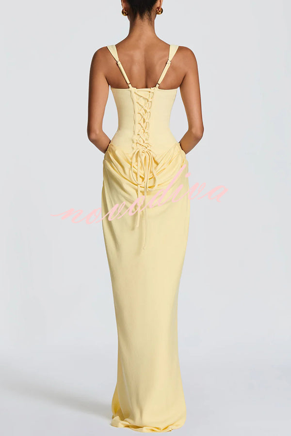 Vestido largo Larrah con escote cuadrado, lazada en la espalda y bajo drapeado de satén