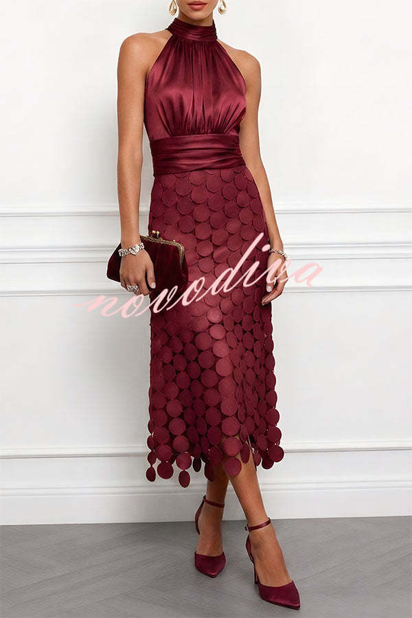 Vestido midi Janice de satén fruncido con cuello halter, sin mangas y bajo bordado de lunares