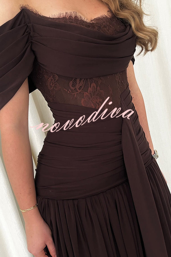 Vestido largo de gala Maguire de gasa fruncida drapeado con patchwork de encaje floral y hombros descubiertos