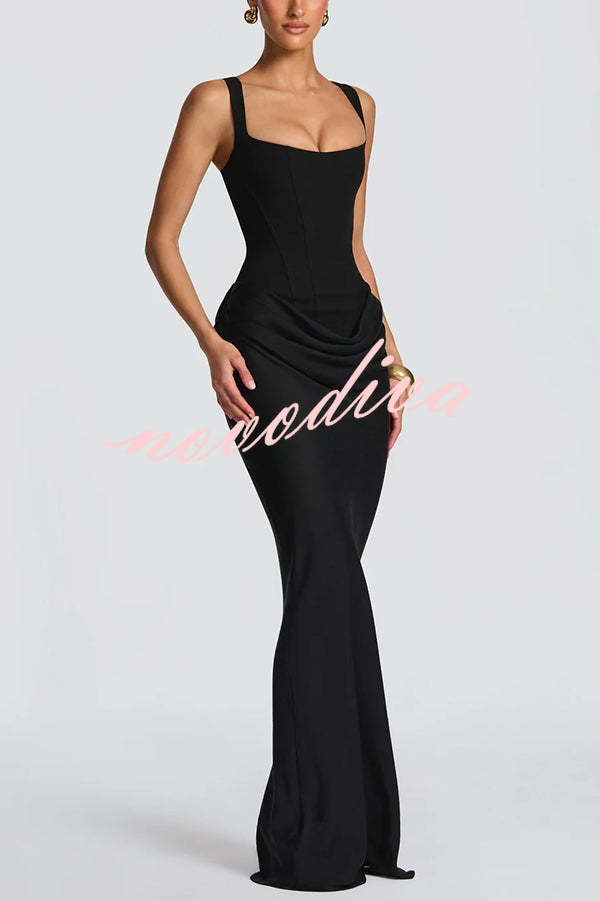 Vestido largo Larrah con escote cuadrado, lazada en la espalda y bajo drapeado de satén