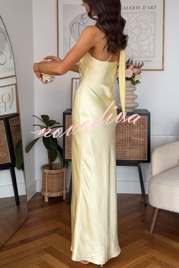 Vestido largo Flowing Elegance de satén asimétrico con pañuelo