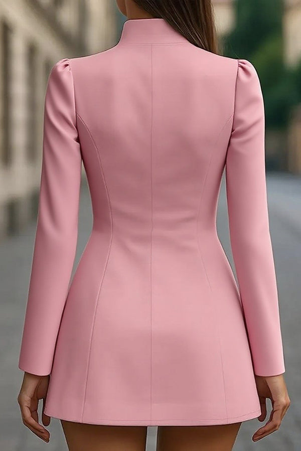 Minivestido formal ajustado con cuello alzado y botonadura sencilla