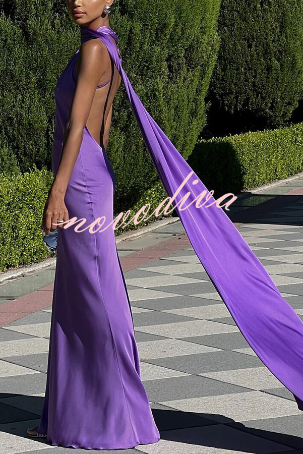 Vestido largo Crush on You de satén asimétrico con espalda descubierta y capa