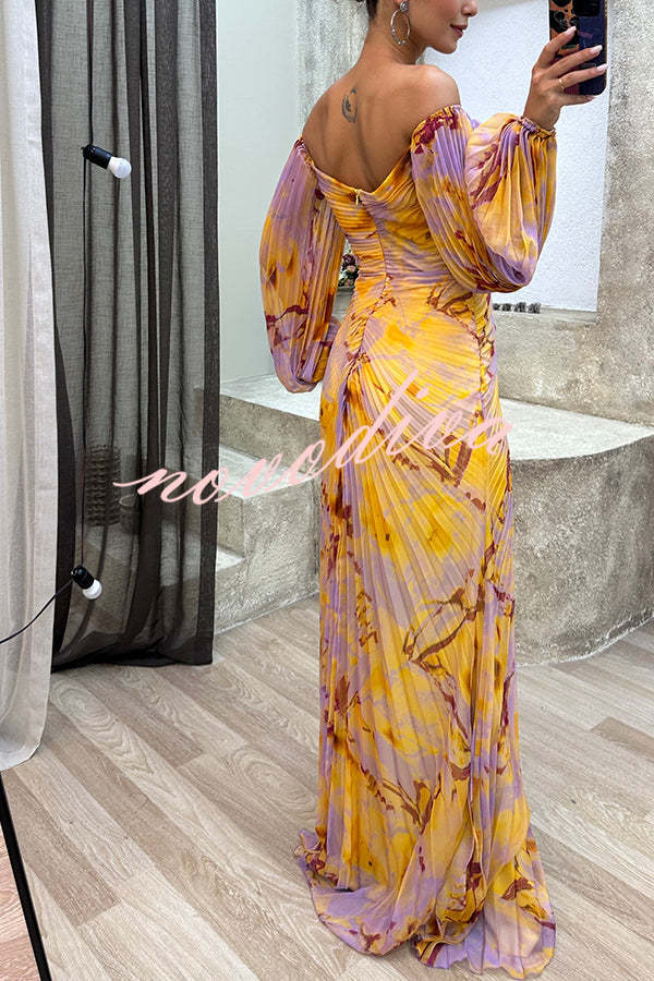 Vestido largo estampado con hombros descubiertos, adornos brillantes, plisado y abertura