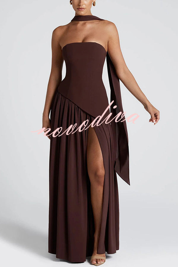 Vestido largo elegante de gasa con hombros descubiertos, bajo plisado, pañuelo y abertura