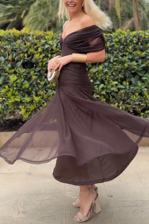 Vestido largo vacacional de malla con estampado único, escote en V y cintura marcada
