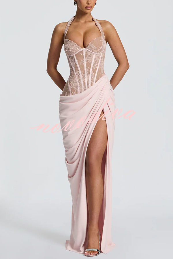 Vestido largo halter Bonita con encaje floral en contraste, detalle estructural, plisado asimétrico y abertura