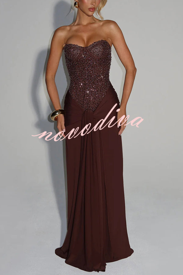 Vestido largo Carina de lentejuelas y punto satinado con hombros descubiertos, fruncido, nudo y caída drapeada