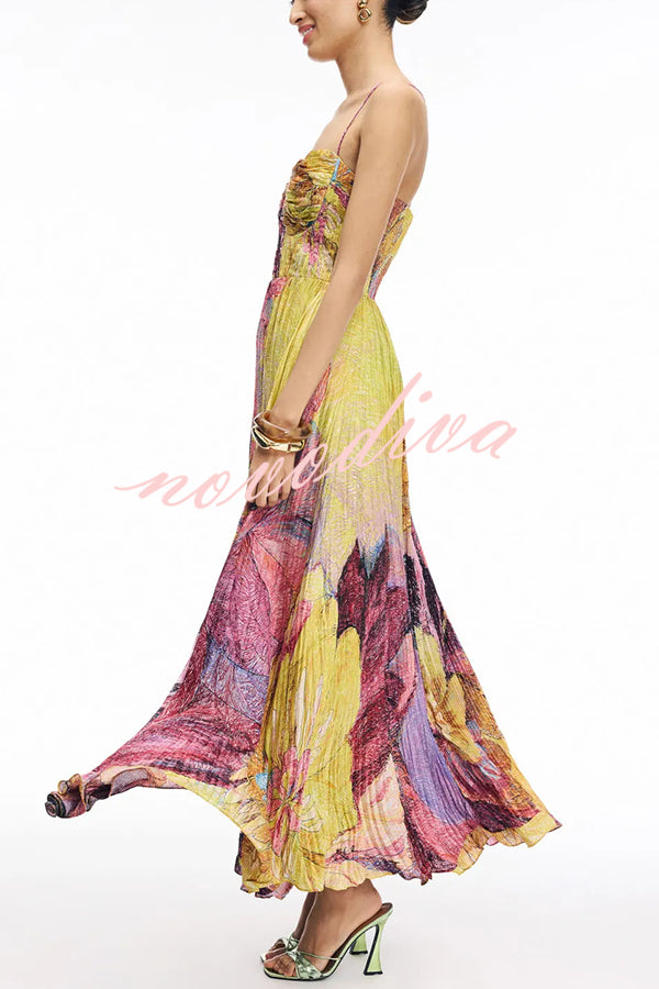 Vestido largo plisado con estampado floral vibrante y escote corazón